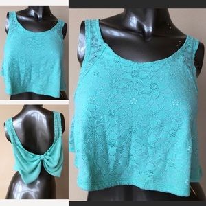 Sassy lace and bow crop top 💫